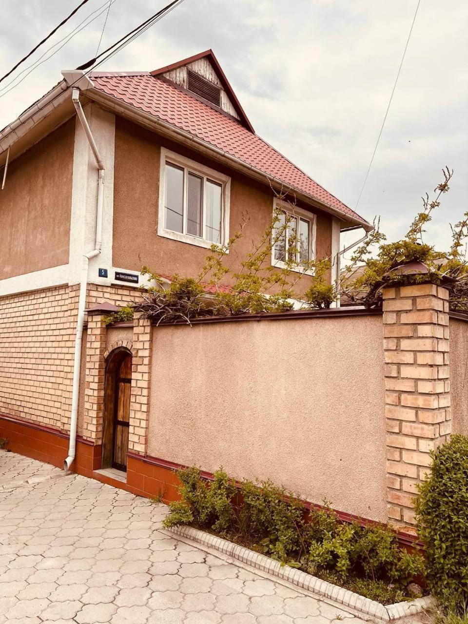 Guest House Crocus Bishkek Exterior foto